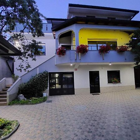 Apartma Mimi Dekani Bagian luar foto