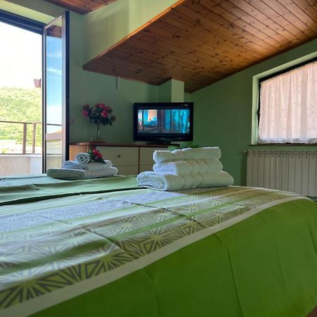 Apartma Mimi Dekani Bagian luar foto