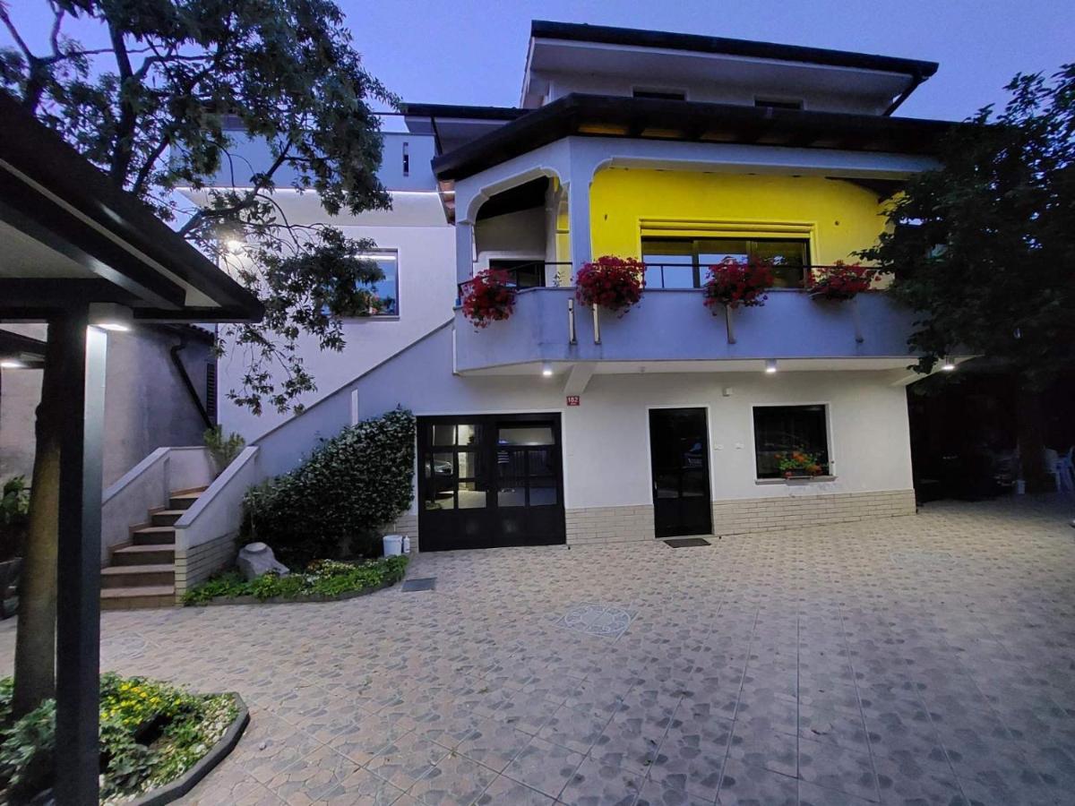 Apartma Mimi Dekani Bagian luar foto