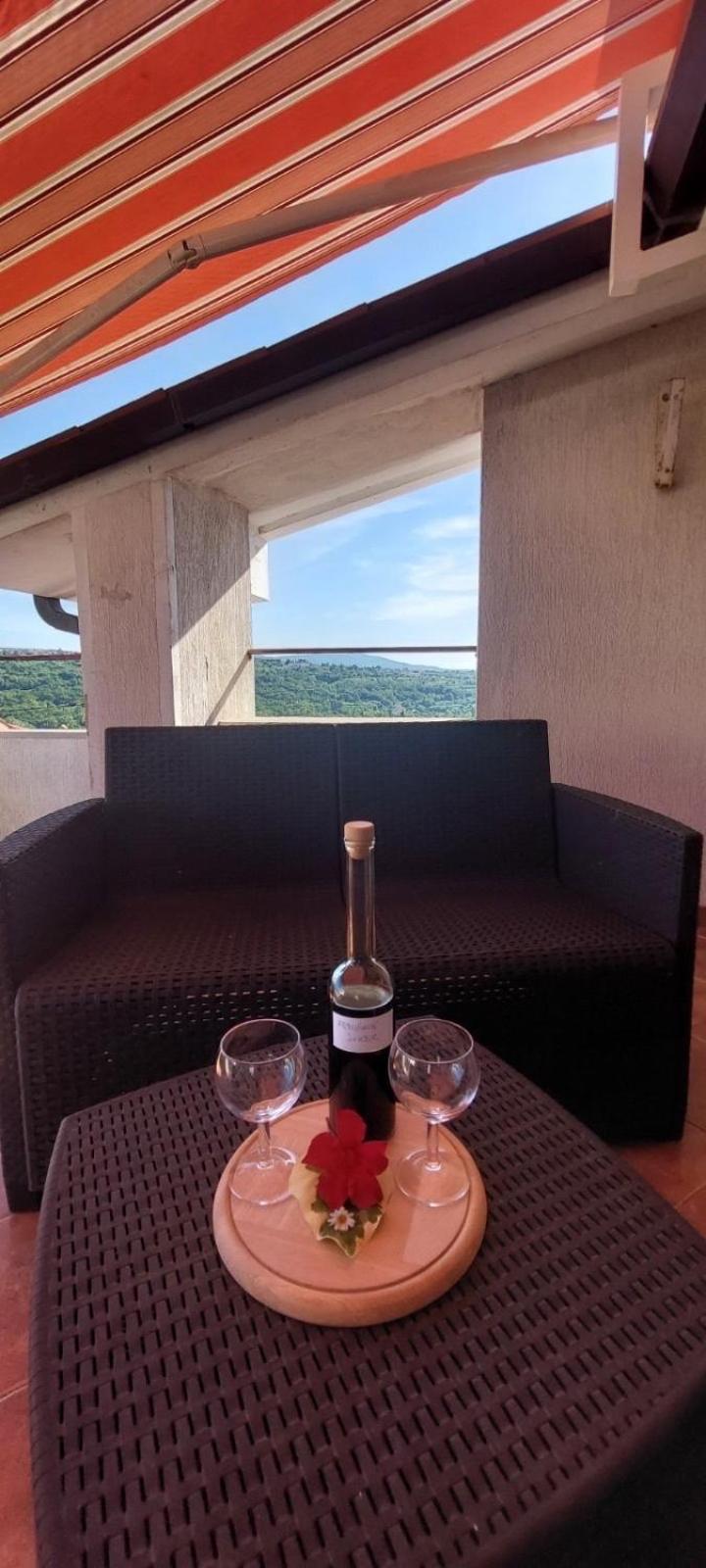 Apartma Mimi Dekani Bagian luar foto