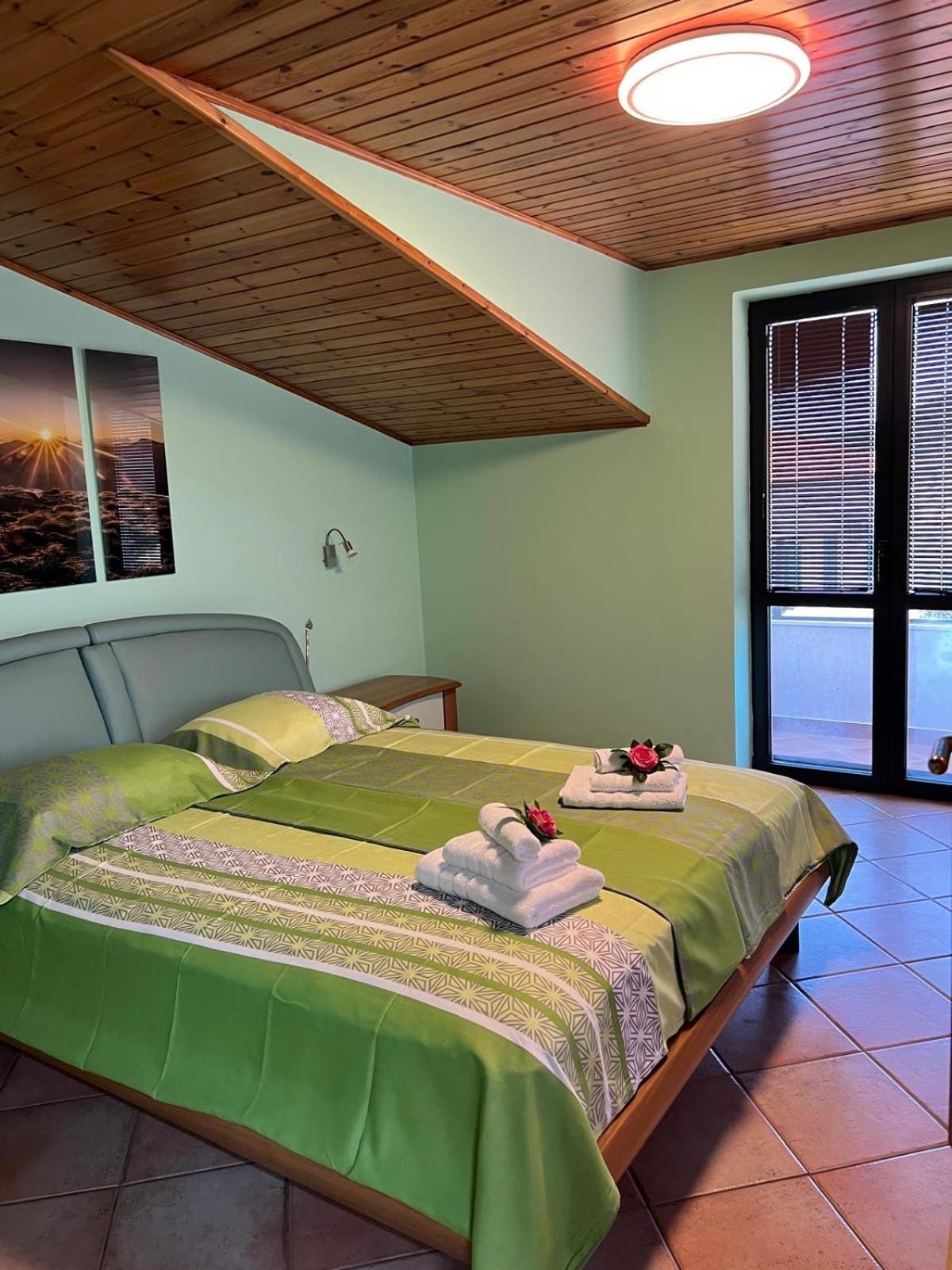 Apartma Mimi Dekani Bagian luar foto