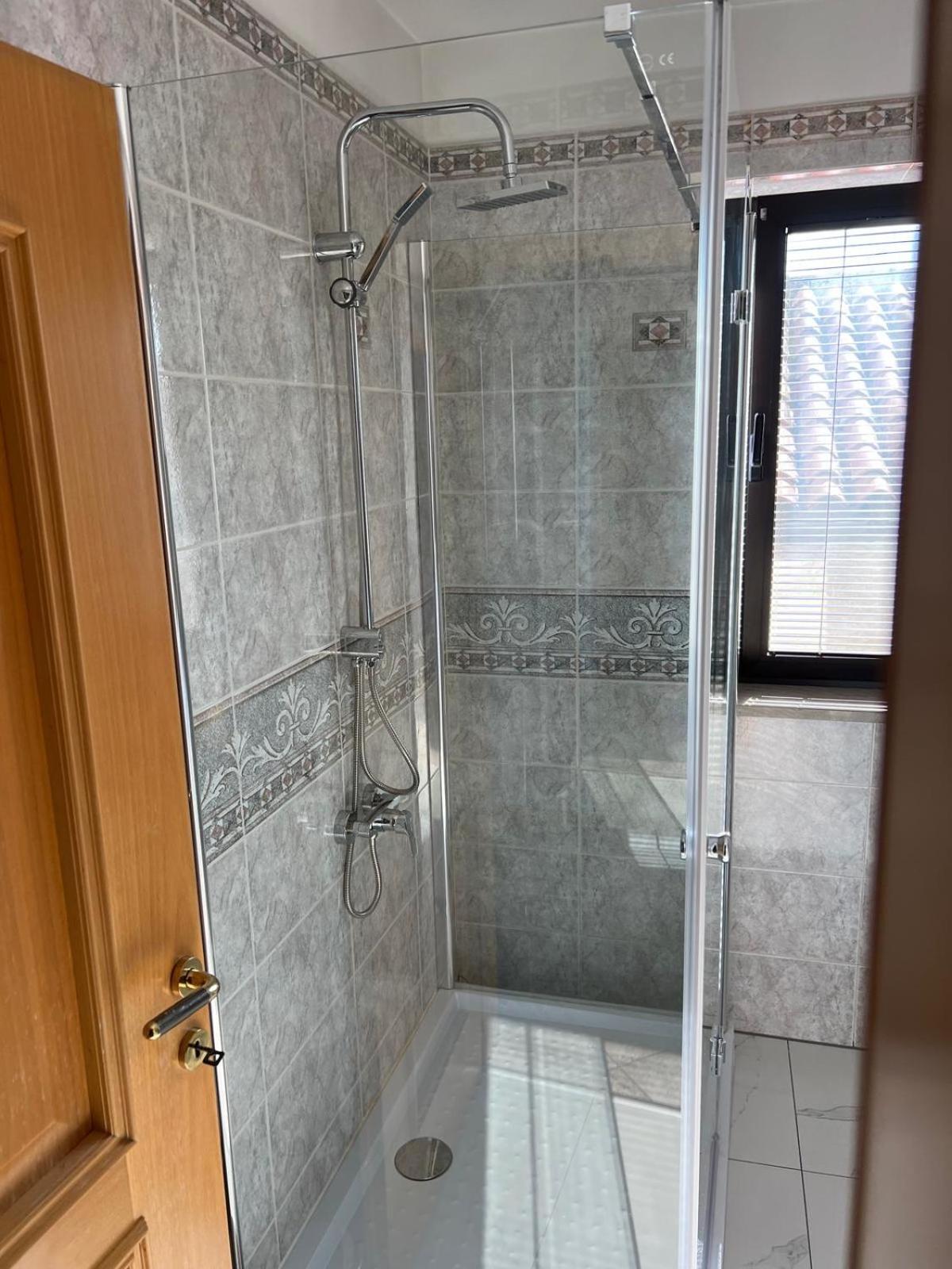 Apartma Mimi Dekani Bagian luar foto